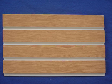लकड़ी अनाज चिकना सेलुलर पीवीसी Slatwall प्रदर्शन पैनलों लंबे जीवन समय के साथ