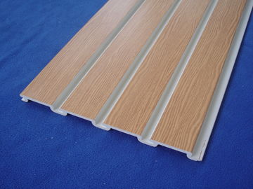 अच्छा दाम प्लास्टिक Taupe 4x8 अलमारियों के लिए पीवीसी Slatwall / सफेद Slatted दीवार पैनलों ऑनलाइन
